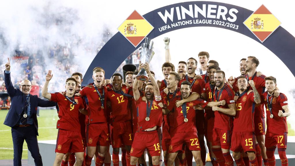 Jordi Alba levanta el trofeo de la Nations League.