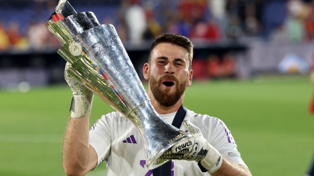 Unai Simón, con el título de campeón de la Nations League.