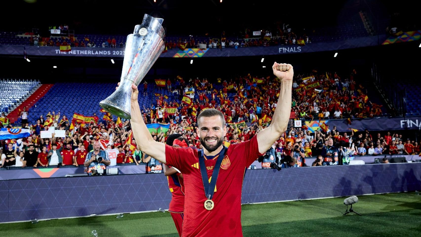 Nacho levanta el trofeo de la UEFA Nations League.