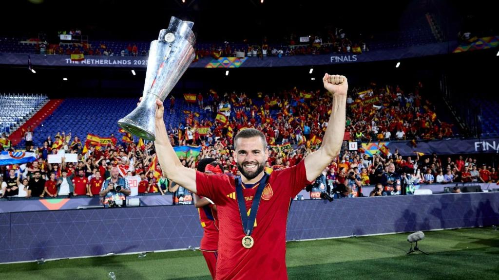 Nacho levanta el trofeo de la UEFA Nations League.