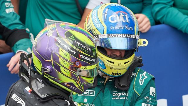 Fernando Alonso y Lewis Hamilton se saludan tras la carrera en Canadá.
