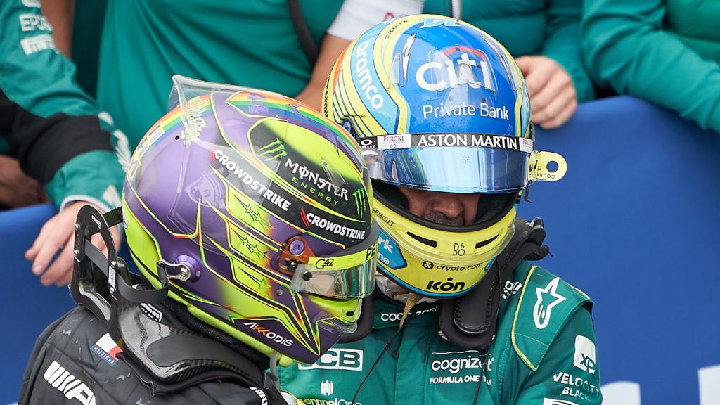 Fernando Alonso y Lewis Hamilton se saludan tras la carrera en Canadá.