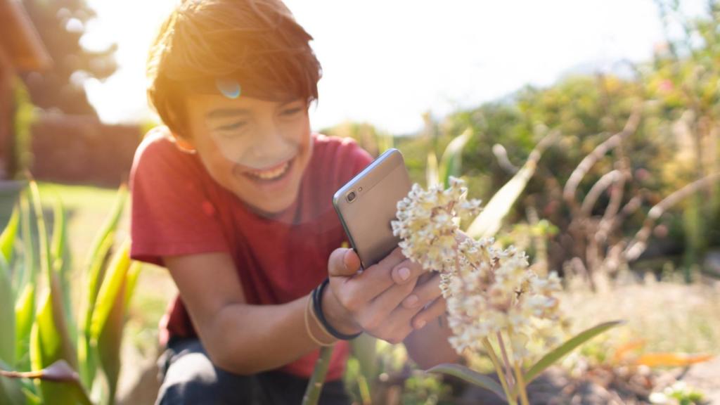 Niño haciendo fotos con el móvil