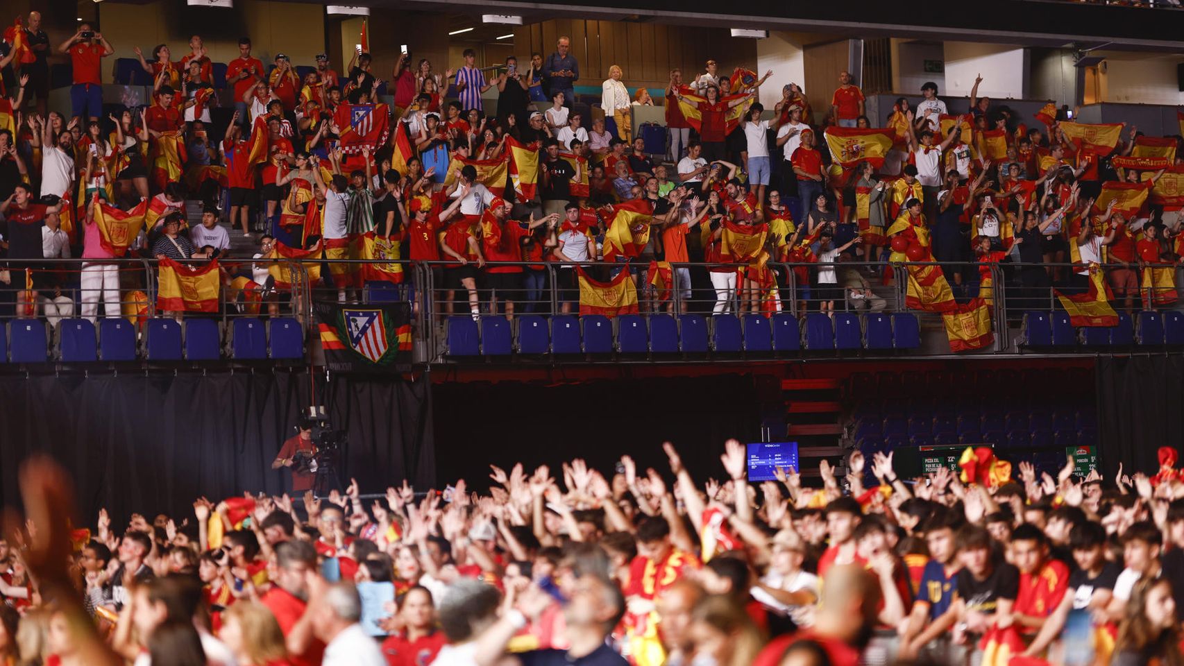El WiZink Center, abarrotado de aficionados con banderas y camisetas de España