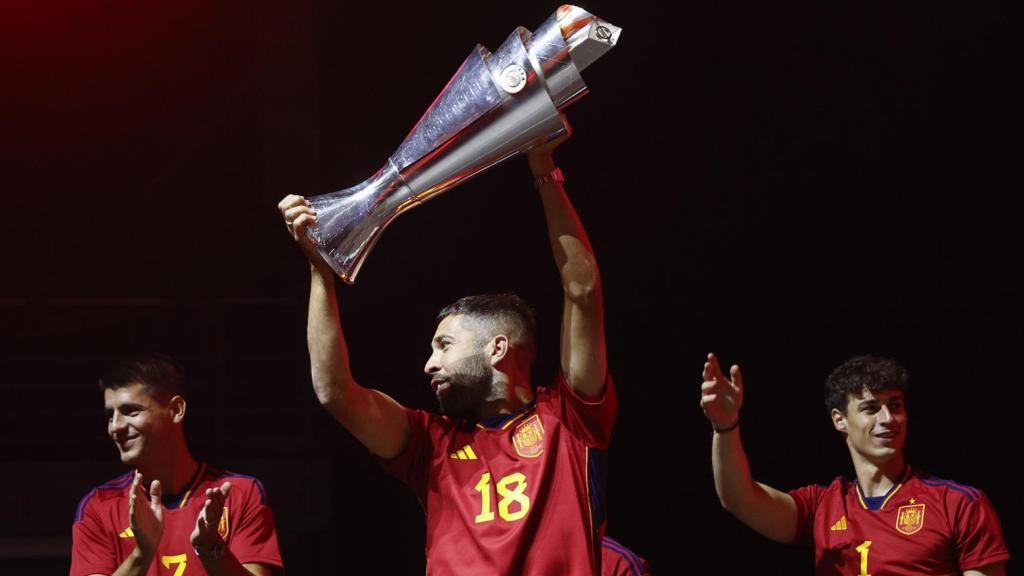 Jordi Alba, con el trofeo de la UEFA Nations League en la celebración en el WiZink Center