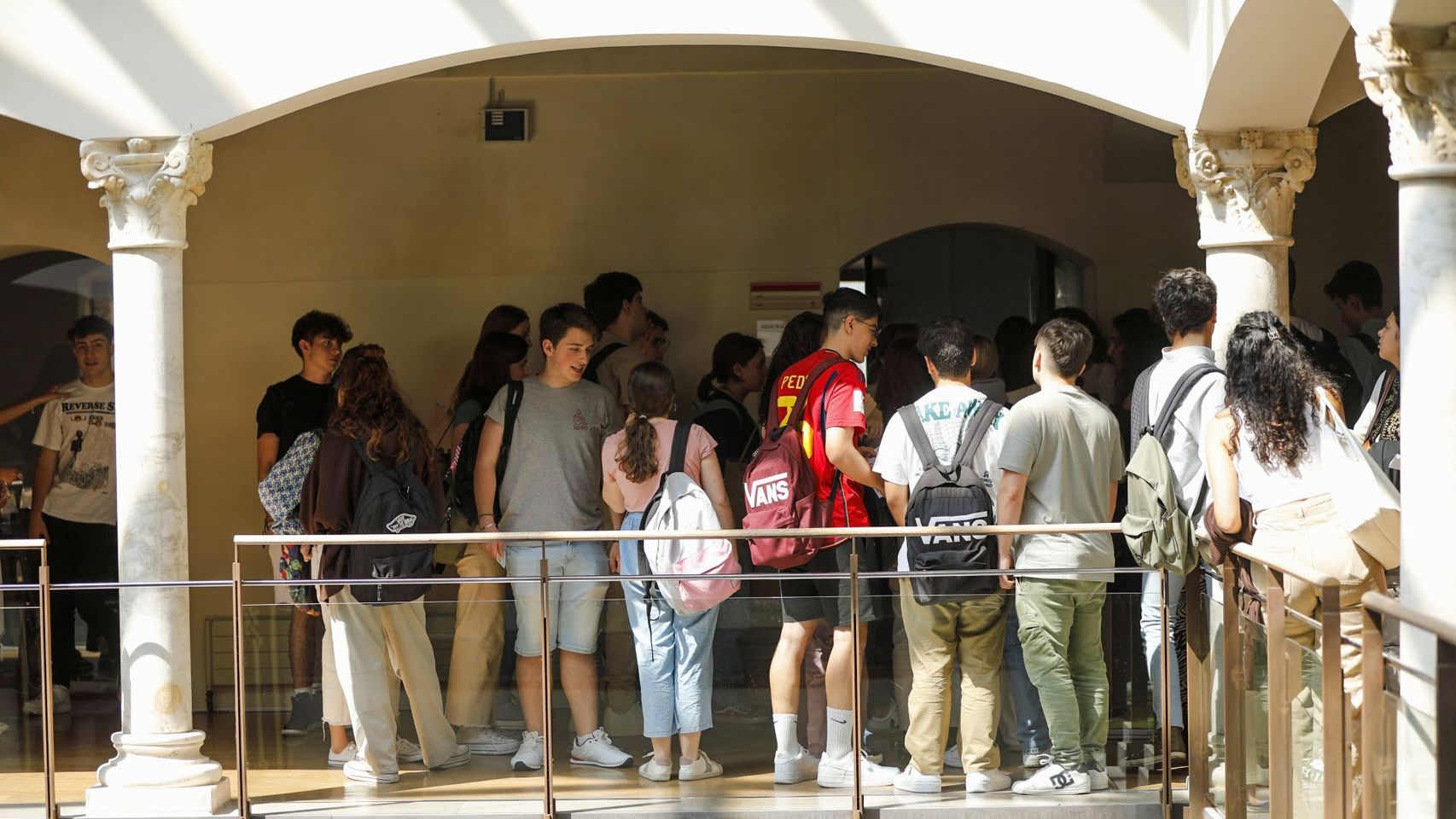 Alumnos esperan para acceder a uno de los exámenes de la EvAU en el campus de San Pedro Mártir (Toledo)