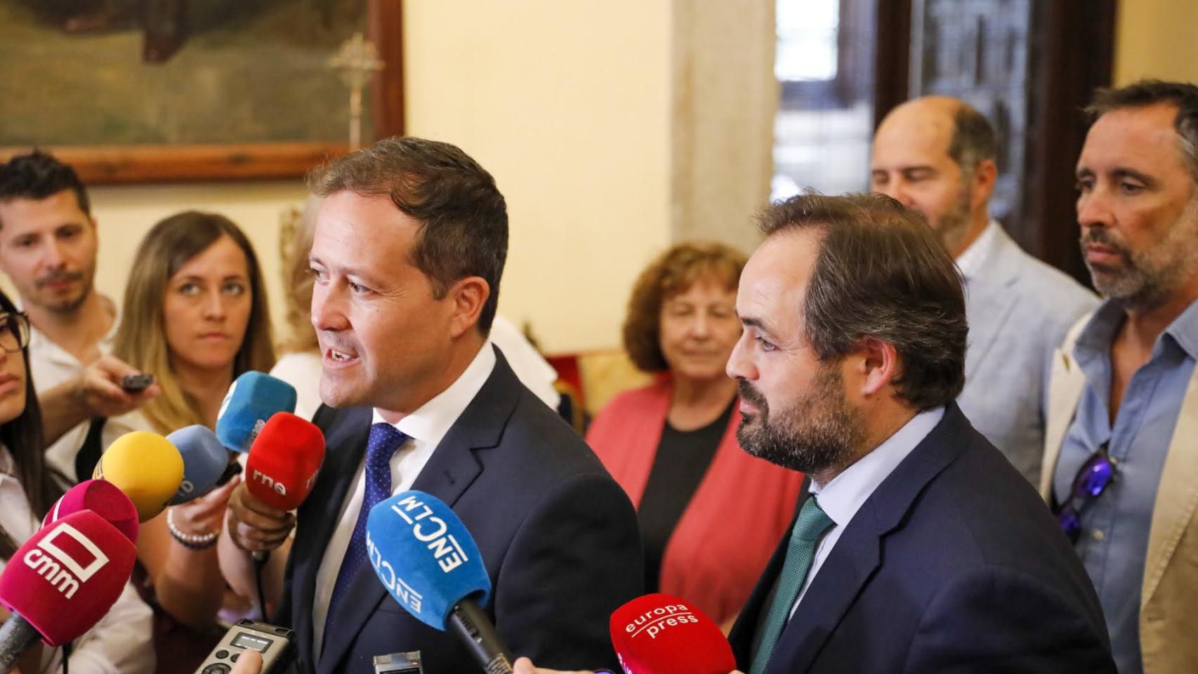 Carlos Velázquez con Paco Núñez este lunes en Toledo. Foto: Javier Longobardo