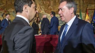 El presidente de la Junta de Andalucía, Juanma Moreno, y el secretario general del PSOE andaluz, Juan Espadas.