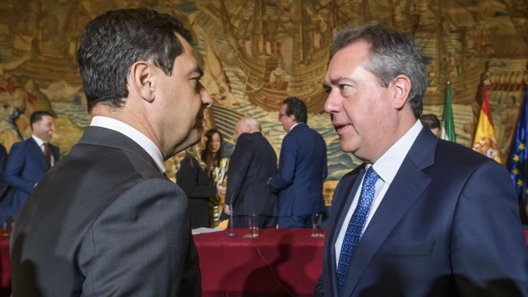 El presidente de la Junta de Andalucía, Juanma Moreno, y el secretario general del PSOE andaluz, Juan Espadas.