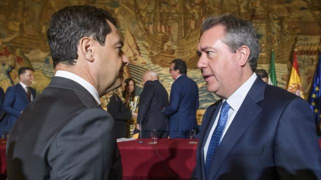 El presidente de la Junta de Andalucía, Juanma Moreno, y el secretario general del PSOE andaluz, Juan Espadas.
