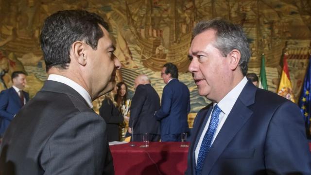 El presidente de la Junta de Andalucía, Juanma Moreno, y el secretario general del PSOE andaluz, Juan Espadas.
