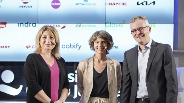 Teresa Parejo (Iberia) y Oliver Fernández (Repsol) junto a Laura Ojea, de EL ESPAÑOL-INVERTIA.