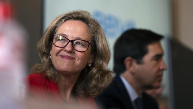 La vicepresidenta primera y ministra de Asuntos Económicos, Nadia Calviño, y el presidente de BBVA, Carlos Torres, durante la inauguración del curso de verano de APIE.