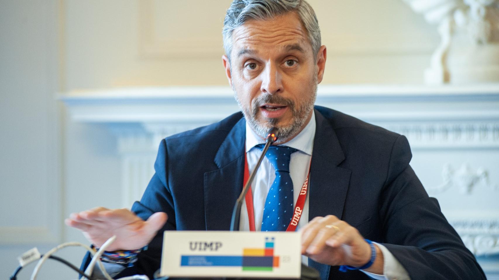 Juan Bravo, vicesecretario de economía del Partido Popular, durante su intervención en el curso de verano organizado por la APIE en la Universidad Menéndez Pelayo.