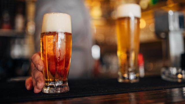 Wacamole Caballero, el bar cerca de Gran Vía que da barra libre de cerveza y tinto de verano.
