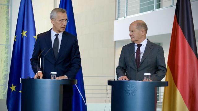 Jens Stoltenberg y Olaf Scholz, durante su rueda de prensa conjunta este lunes en Berlín