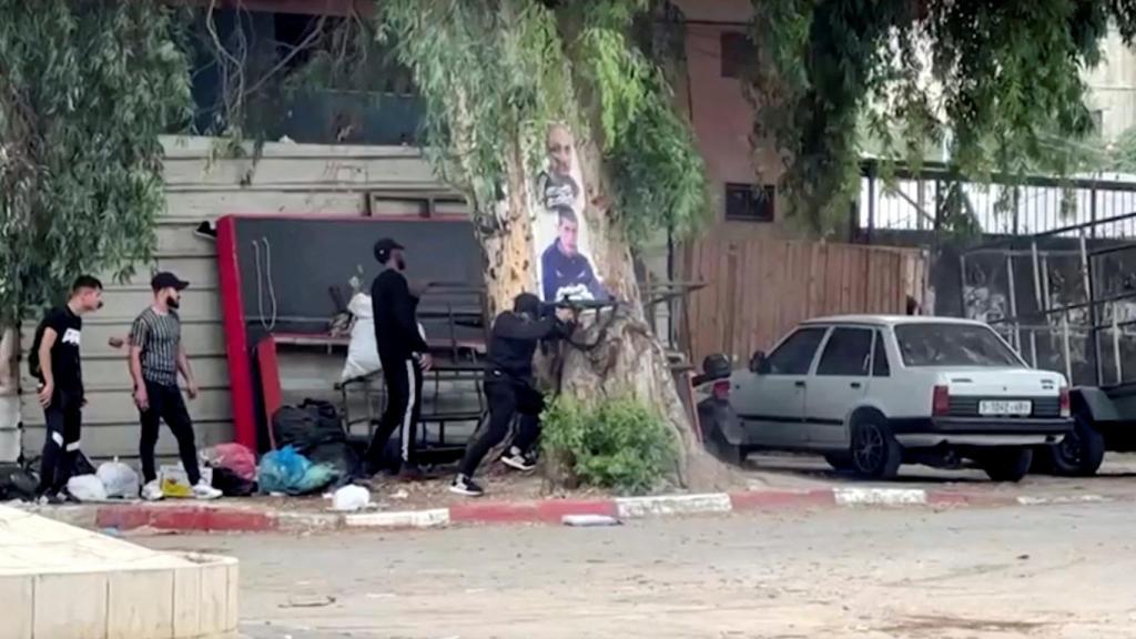 Palestinos se enfrentan a tropas israelíes durante una incursión israelí en Yenín.