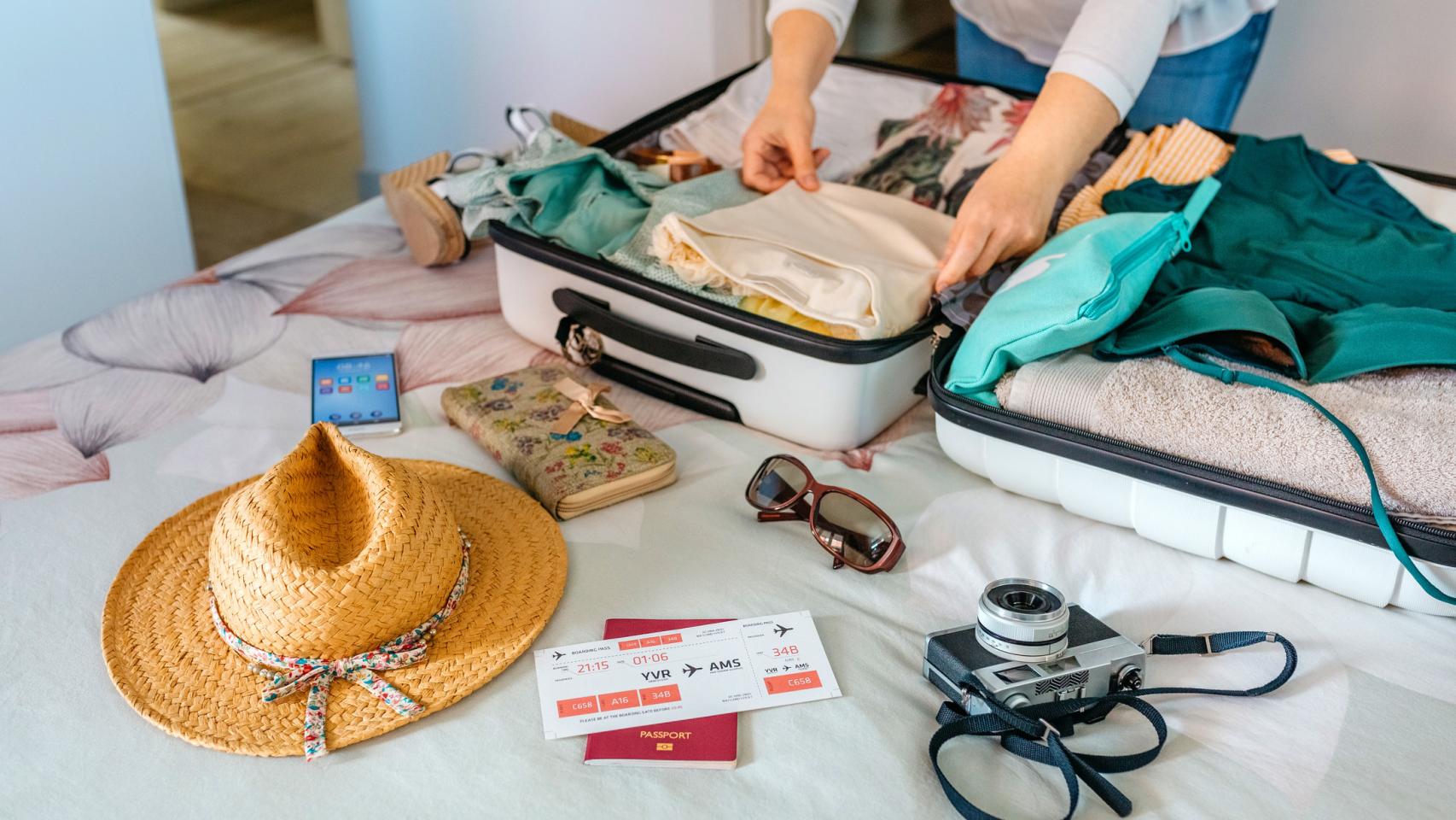 Una mujer preparando su maleta para las vacaciones de verano.
