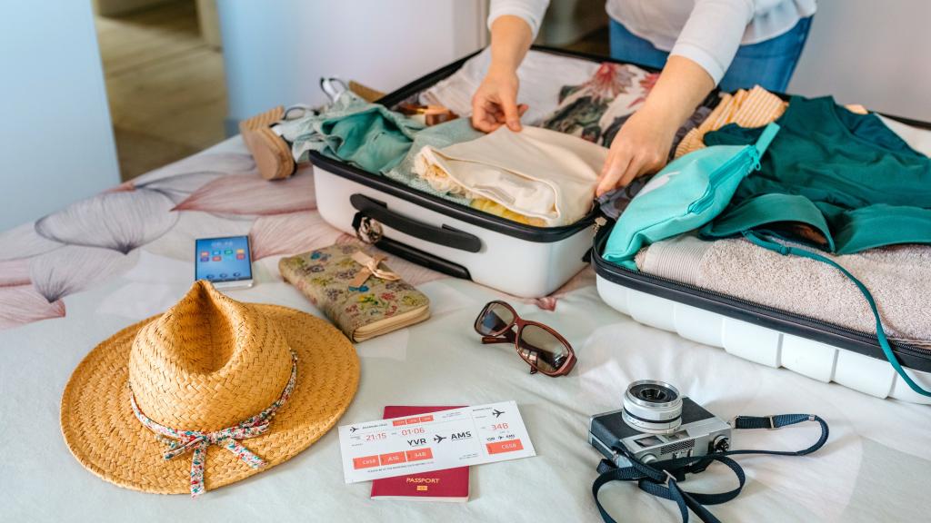 Una mujer preparando su maleta para las vacaciones de verano.