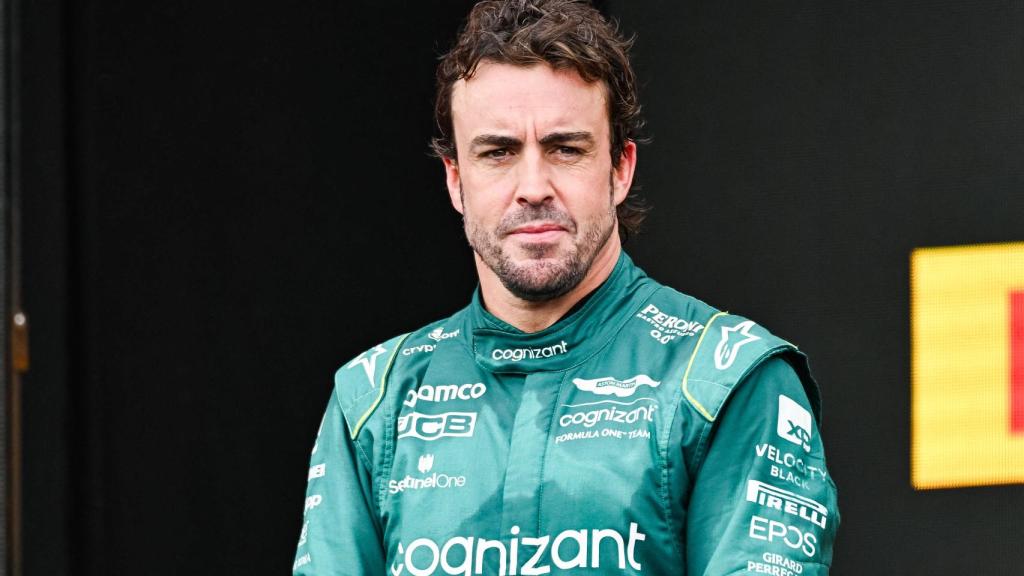 Fernando Alonso mira al horizonte en el podio de Canadá.