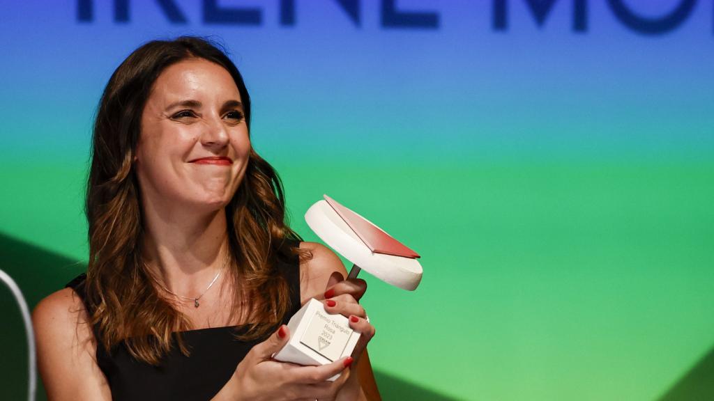 La ministra de Igualdad recoge su Premio Triángulo Rosa en Madrid.