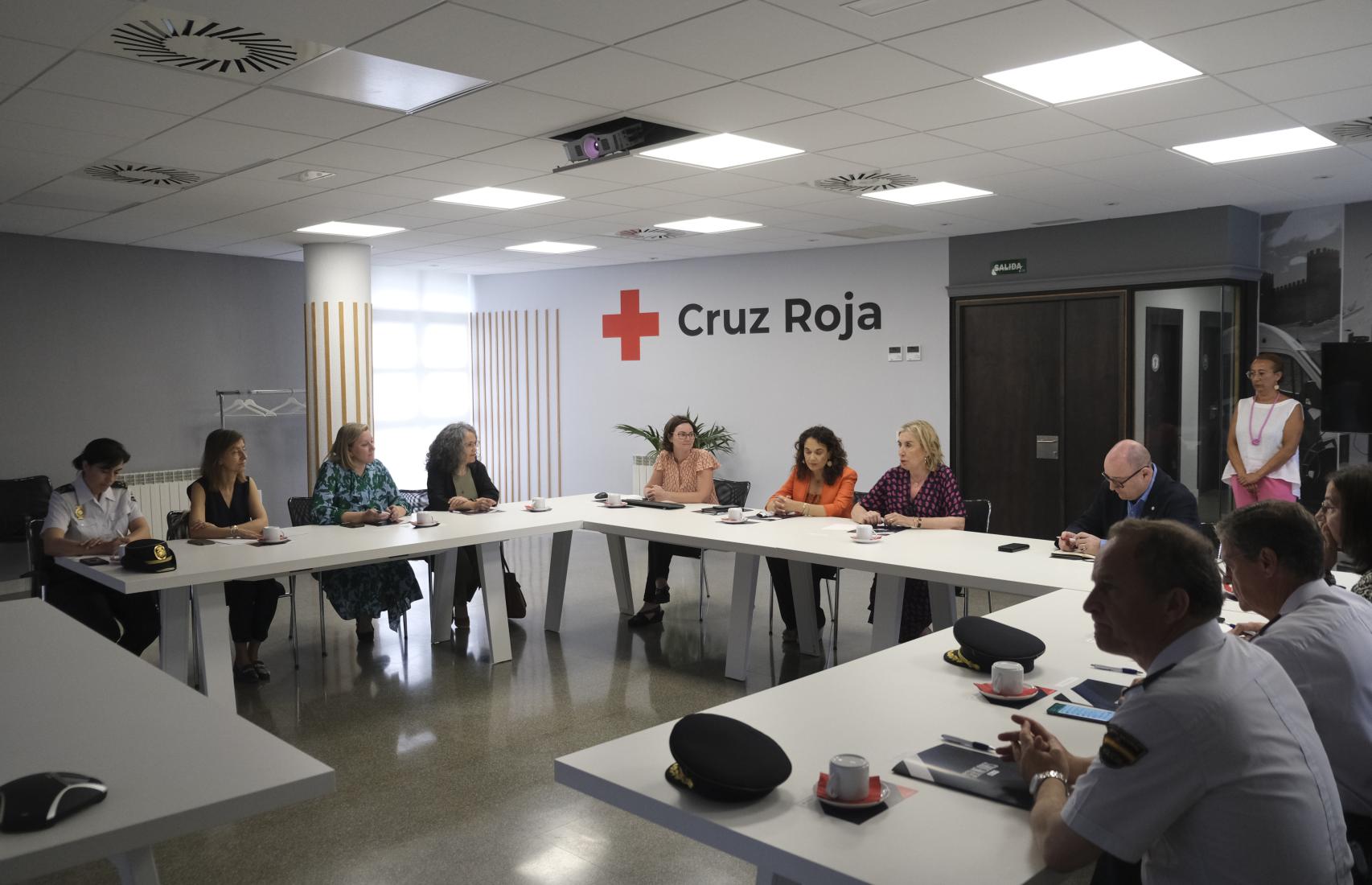 La consejera de Familia e Igualdad de Oportunidades, Isabel Blanco; la subdelegada del Gobierno en Valladolid, Alicia Villar, y la presidenta autonómica de Cruz Roja, Rosa Urbón, durante el encuentro organizado con motivo del Día Mundial de las Personas Refugiadas1