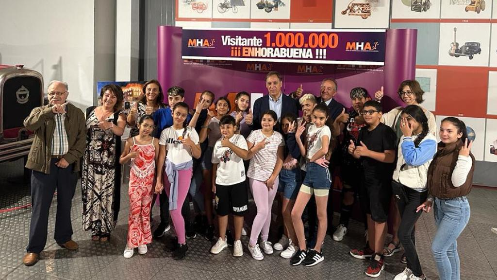 El alcalde de Salamanca, junto a los niños del colegio Buenos Aires-Gabriel Martín, en de Historia de la Automoción de Salamanca (MHAS)