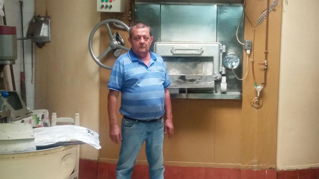 José junto a su horno
