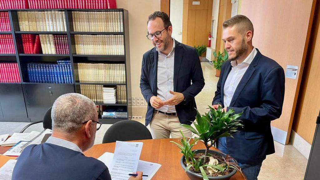 Hector Díez, a la izquierda, el portavoz del grupo municipal del PSOE este martes.