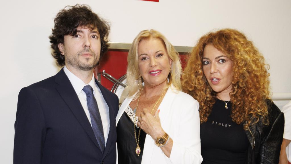 Bárbara Rey junto a sus hijos, Sofía y Ángel, en un acto público en octubre de 2022, en Madrid.
