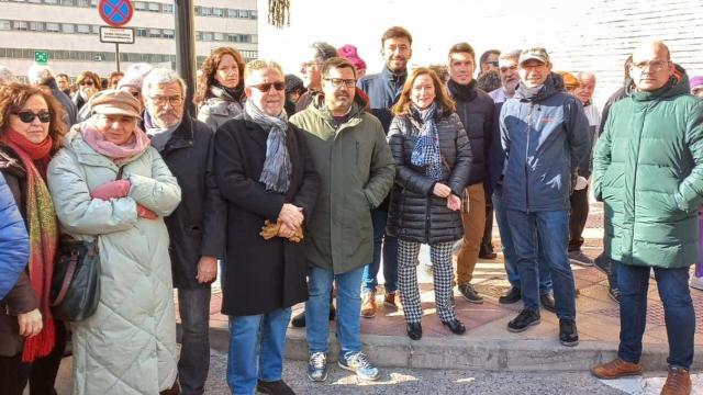 Óscar Maide, en el centro con gafas y abrigo verde, en una concentración por la salud pública