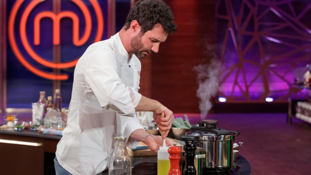 Eneko entregando sus platos a los jueces del talent show.