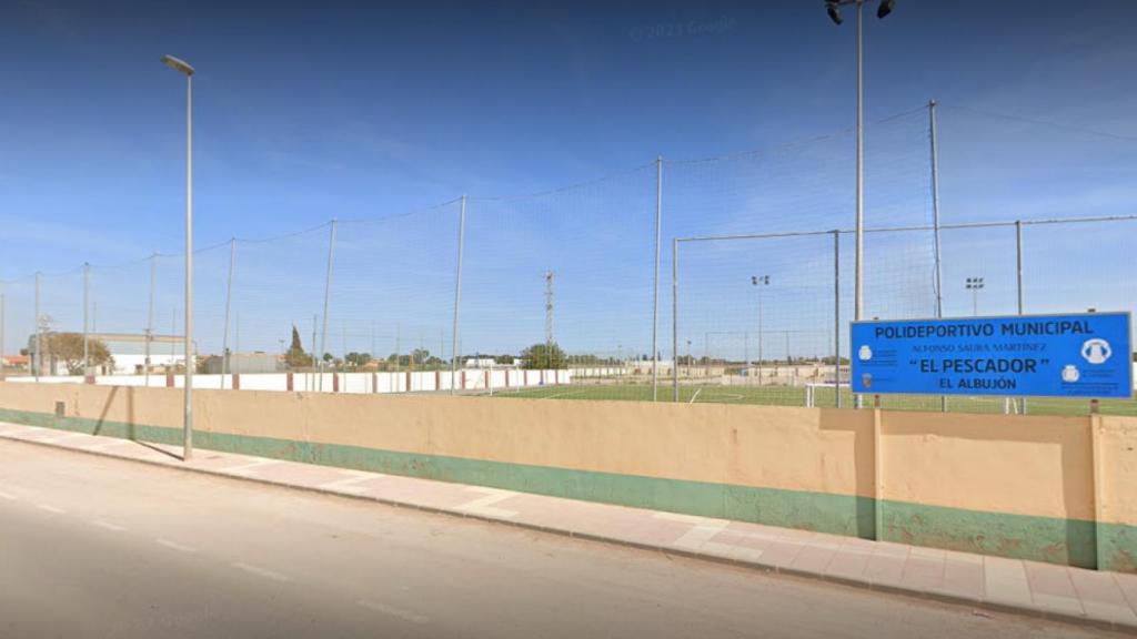 Las casetas de comida de las fiestas de El Albujón se despliegan junto al muro perimetral del Polideportivo El Pescador.