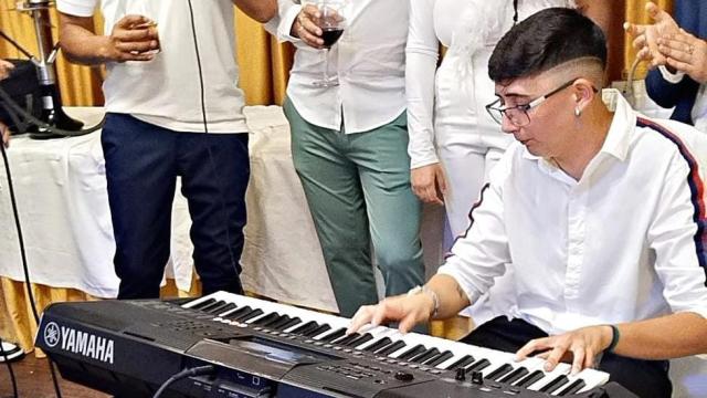 Elegance tocando el piano.