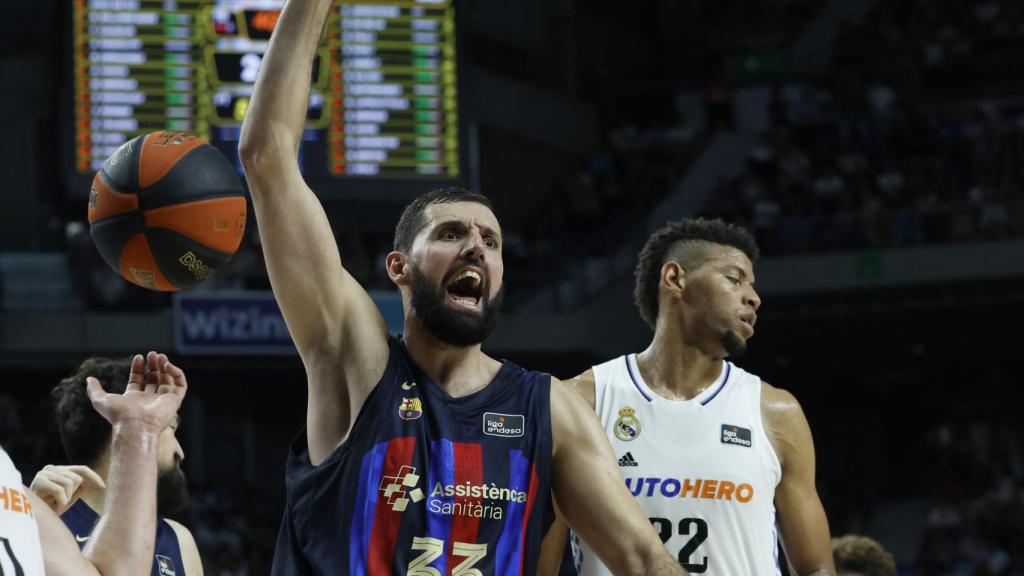 Mirotic celebra una canasta.