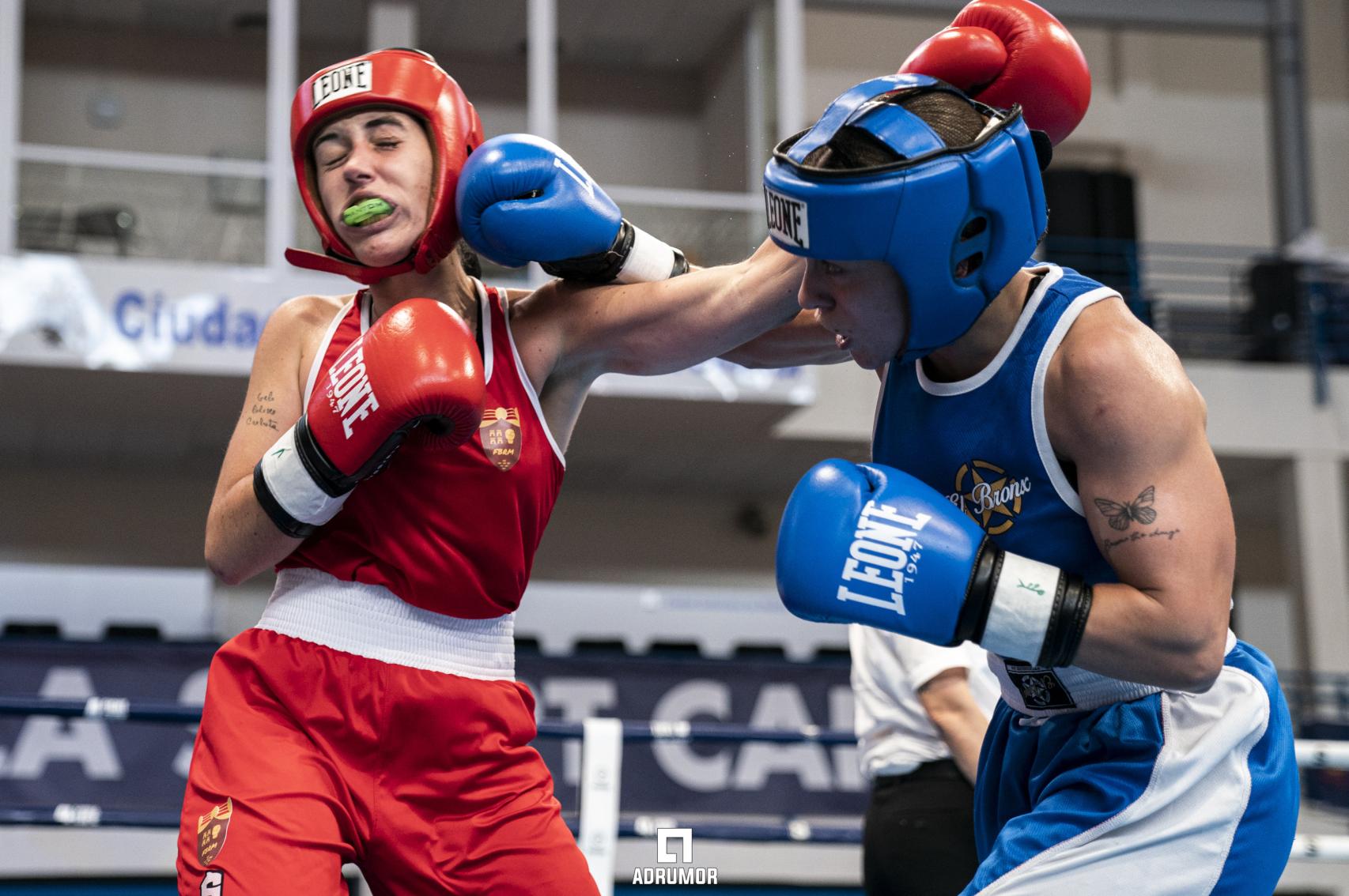 Laura Pequeño (derecha) en un combate del campeonato de España