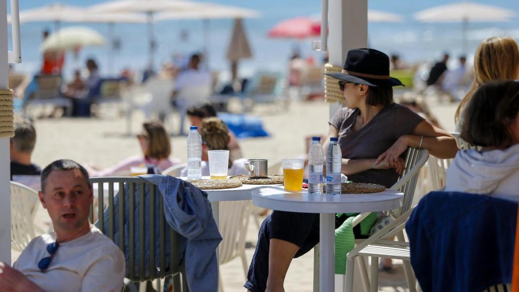 Una persona en una terraza en la playa en Alicante, en imagen de archivo.