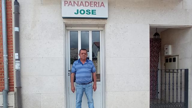 José a la entrada de su panadería en Valdestillas