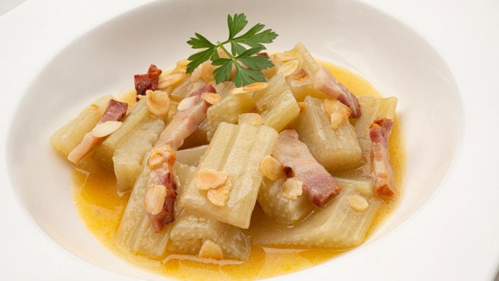 Un plato de cardo con panceta.