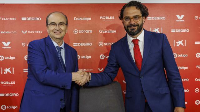 Víctor Orta, con el presidente del Sevilla, Pepe Castro.