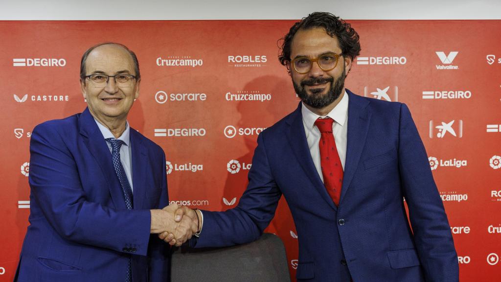 Víctor Orta, con el presidente del Sevilla, Pepe Castro.