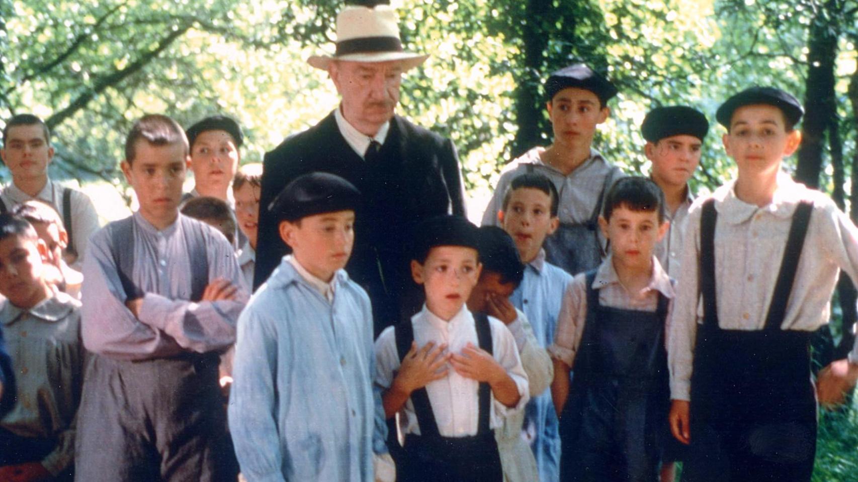 Fernando Fernán Gómez (en el centro del fotograma) protagonizó la película 'La lengua de las mariposas' (1999), dirigida por José Luis Cuerda