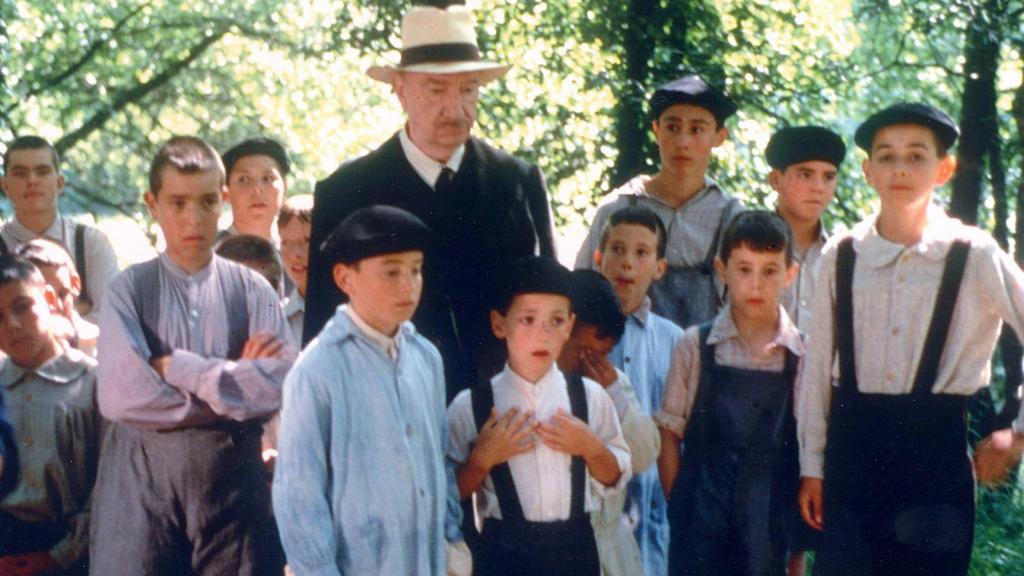 Fernando Fernán Gómez (en el centro del fotograma) protagonizó la película 'La lengua de las mariposas' (1999), dirigida por José Luis Cuerda