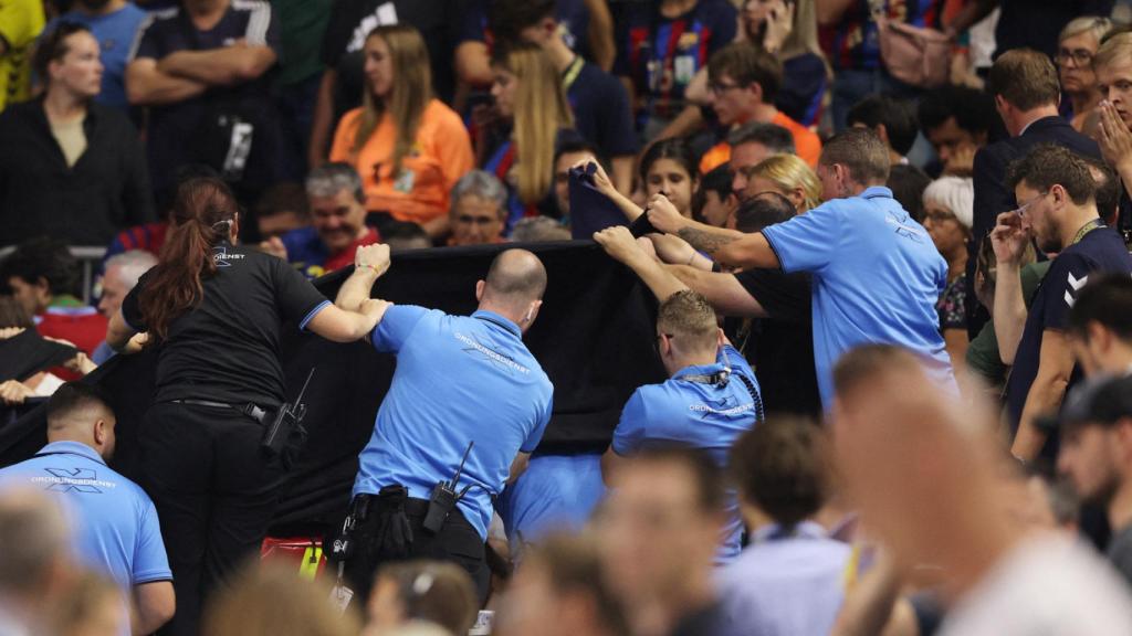 Los servicios médicos, atendiendo al periodista Pawel Kotwica durante la final de la Champions de balonmano
