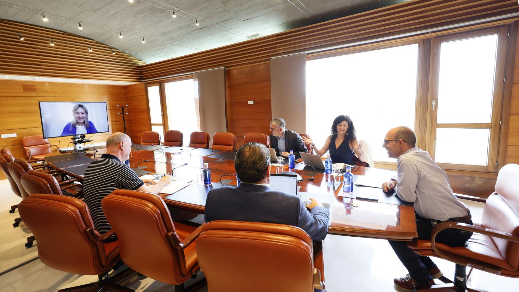En la imagen, el presidente de las Cortes, Pablo Bellido, junto al resto de integrantes de la Mesa de las Cortes regionales