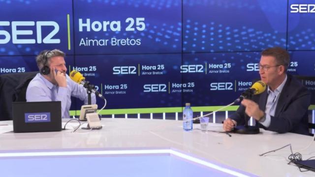 Alberto Núñez Feijóo, este lunes ante el periodista Aimar Bretos en los estudios de la Cadena Ser.