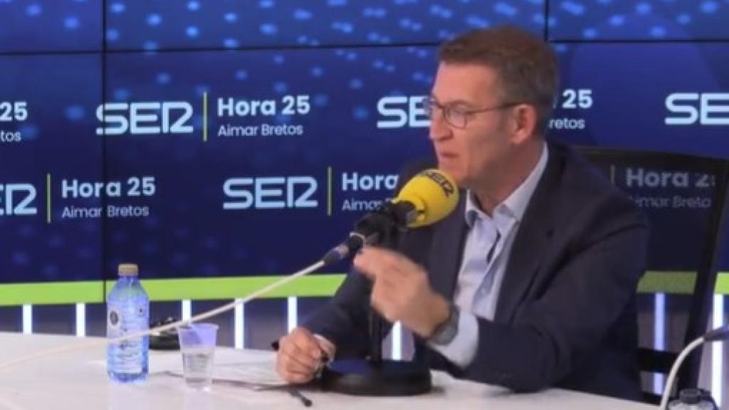 Alberto Núñez Feijóo, este lunes ante el periodista Aimar Bretos en los estudios de la Cadena Ser.
