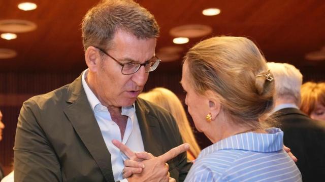 El líder del PP, Alberto Núñez Feijóo, este martes junto a Amelia Valcárcel en la Fundación Reformismo 21.