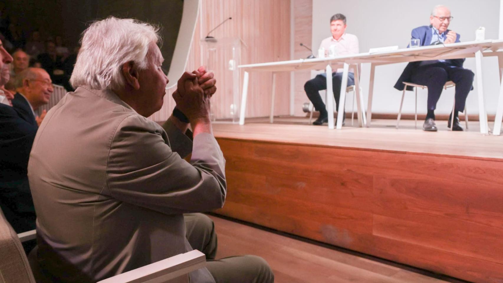 Felipe González saluda al escenario, donde están Manuel Pimentel, Alfonso Guerra, Rosa Conde y Virgilio Zapatero, al finalizar el acto de presentación del libro 'Aquel PSOE', este martes en Madrid.