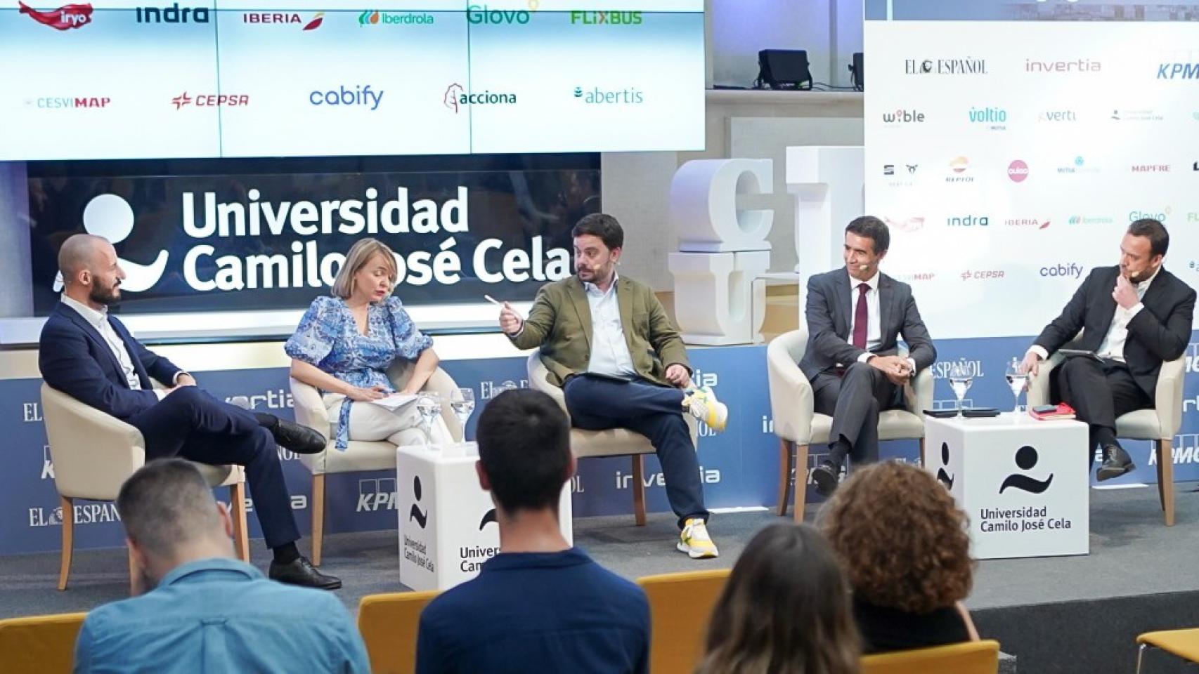 De izquierda a derecha, Guillermo Castrillo, director de desarrollo de negocio de Iryo; Patricia Miranda, directora del área jurídica y regulación de Ouigo; Arturo Criado, subdirector de EL ESPAÑO-Invertia; Fernando Vizoso, socio de infraestructuras y transporte de KPMG en España y Guillermo Serrano, head of government relations de trainline España.
